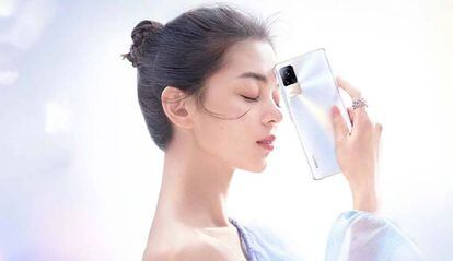 Chica con smartphone Xiaomi