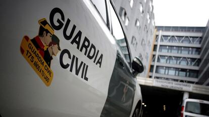 Un coche de la Guardia Civil en los aledaños del Complexo Hospitalario de A Coruña esta mañana.