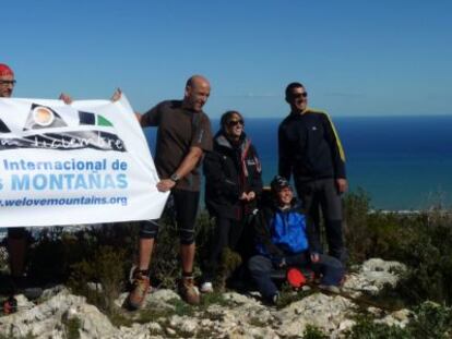 Participantes en el D&iacute;a Internacional de las Monta&ntilde;as en el Montg&oacute; de D&eacute;nia.