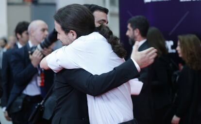 Alberto Garzón y Pablo Iglesias se abrazan al llegar al acto.