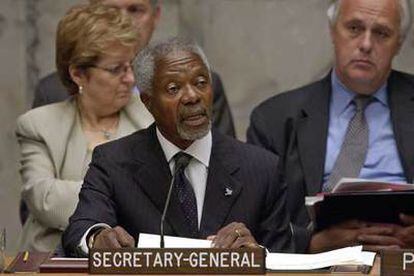 Kofi Annan lee sus conclusiones al informe Volcker ayer en Nueva York.