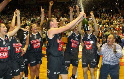 Las jugadoras del Uni Girona celebran el título.