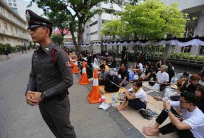 Gente rezando por la muerye del rey Bhumibol Adulyadej