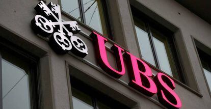 Logotipo del banco UBS en Zúrich (Suiza).