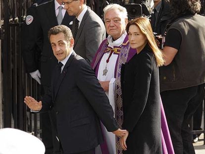 Sarkozy y su esposa, Carla Bruni, llegan a la catedral de París para asistir a un acto funerario ayer.