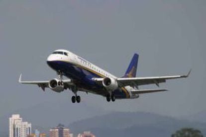 Un avión de Embraer despega.
