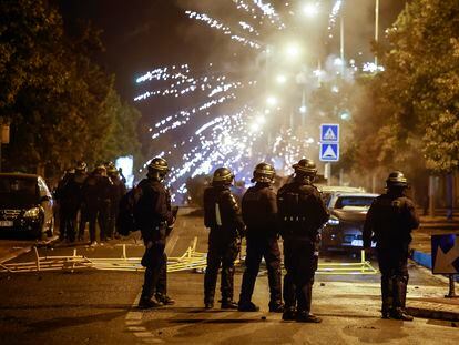 Nanterre (France), 29/06/2023.- Protesters throw fireworks at French riot Police during clashes in Nanterre, near Paris, France, 29 June 2023. Violence broke out after police fatally shot a 17-year-old during a traffic stop in Nanterre on 27 June 2023. According to the French interior minister, 31 people were arrested with 2,000 officers being deployed to prevent further violence. (Protestas, Disturbios, Incendio, Francia) EFE/EPA/YOAN VALAT

