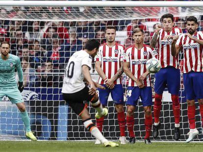 Parejo, en el lanzamiento de falta que supuso el empate. En vídeo, declaraciones de Simeone.