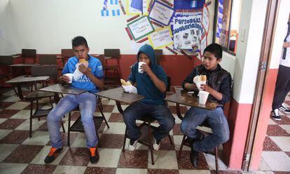 El programa Lecciones Brillantes ofrece también desayuno y refacción a los chicos.