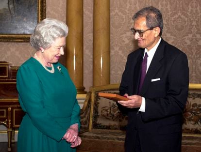 Amartya Sen es investido en 2000 como acompañante de honor de Isabel II. 
