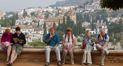 Turistas en la Alhambra con el Albaic&iacute;n al fondo.