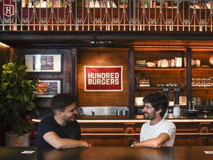 Alex González y Ezequiel Maldjian, socios y fundadores del restaurante Hundred Burgers.