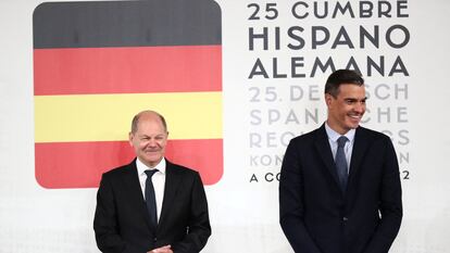 El canciller alemán, Olaf Scholz, y el presidente del Gobierno español, Pedro Sánchez, el miércoles en la cumbre bilateral de A Coruña, en una imagen difundida por La Moncloa.