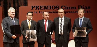Luis de Guindos, ministro de Econom&iacute;a y Competitividad, en la entrega de los galardonados Cinco D&iacute;as a la innovaci&oacute;n