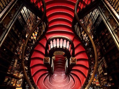 Escalera de la librer&iacute;a Lello e Irmao, en Oporto.