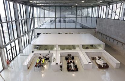 Vista de las instalaciones de la nueva sede permanente de HRT Fórmula 1 Team, en la Caja Mágica, en Madrid