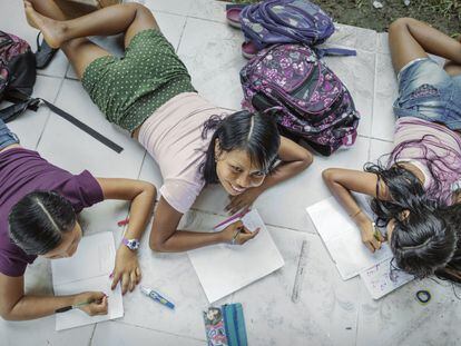 Tres niñas en un colegio de Puerto Nariño, Colombia, en 2020.