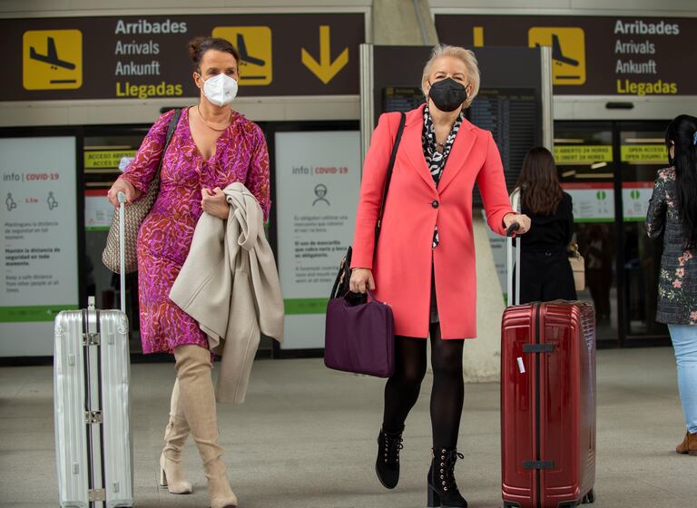 Dos viajeras llegan desde Alemania al aeropuerto de Palma, este jueves.