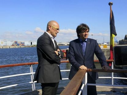 Carles Puigdemont i Raül Romeva, en un vaixell a Bèlgica.