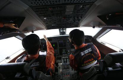 Pilotos guardacostas japoneses buscan el avión desaparecido.