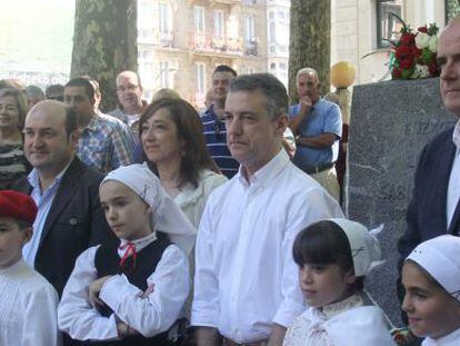ñigo Urkullu, ayer, junto a miembros del Euskadi Buru Batzar, tras la ofrenda floral realizada en la estatua de Sabino Arana en Bilbao. 