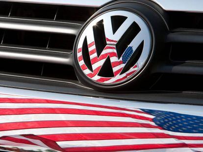 La bandera estadounidense reflejada en una chapa de un Volkswagen en Tennessee en 2009.