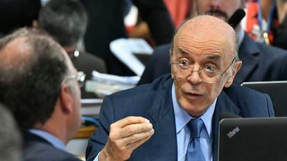 El senador José Serra participa en una reunión de la Comisión de Constitución, Justicia y Ciudadanía en marzo.