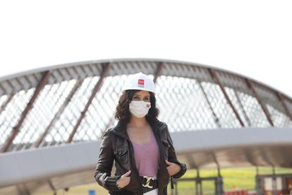 Isabel Díaz Ayuso, en una visita a las obras del puente que unirá Valdebebas y la T4 del aeropuerto de Barajas, el 16 de abril.