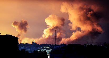 Columnas de humo se elevaban sobre Gaza durante los ataques israelíes en la madrugada del sábado. 