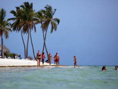 Turistas camina por la playa de un resort en Punta Cana (República Dominicana). Cada año miles de turistas visitan el país caribeño para disfrutar de sus playas, como las de Punta Cana. EFE/Archivo