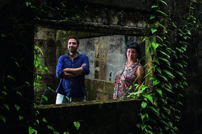 Rui Dinis y Lourdes Gutiérrez, en una casa antigua en ruinas en Portobelo (Panamá).