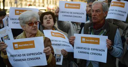 Un grupo de manifestantes protesta en apoyo de Hazte Oír, el pasado miércoles.