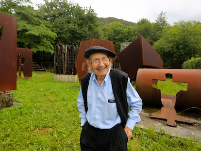 Agustín Ibarrola, junto a sus obras en su caserío de Oma en 2015.