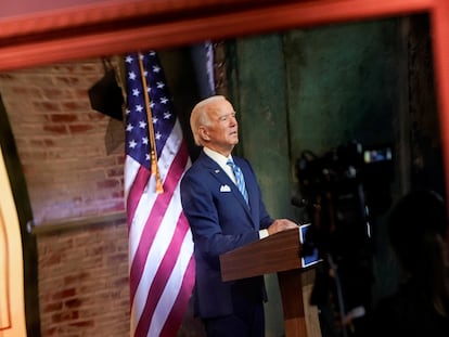 El presidente electo, Joe Biden, reflejado en un espejo durante un discurso el miércoles en Wilmington (Delaware).