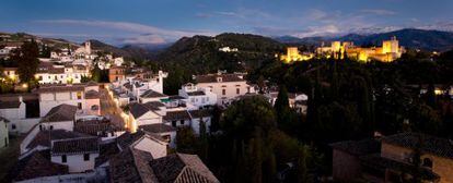 Vista del barrio del Albaic&iacute;n de Granada, al fondo la Alhambra.