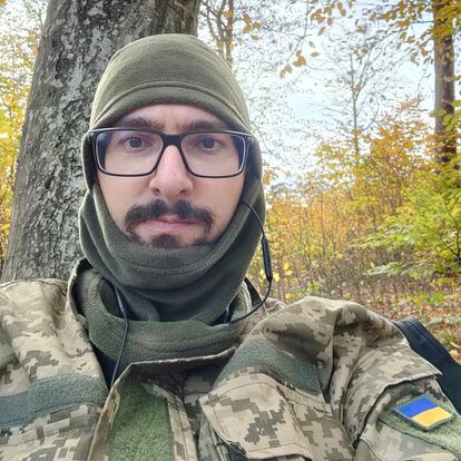 Autorretrato realizado por Shostak el pasado otoño, con su uniforme de soldado del ejército ucranio. 
