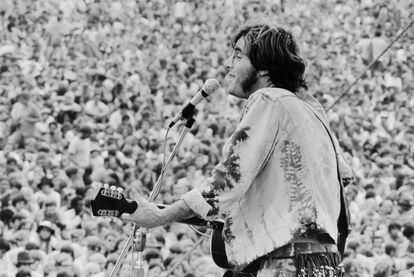 John Sebastian durante su actuación en el festival Woodstock en agosto de 1969 en Bethel, Nueva York (EE UU).