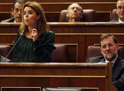 Soraya Sáenz de Santamaría, portavoz del PP, durante la sesión de control al Gobierno. A la derecha, Mariano Rajoy.