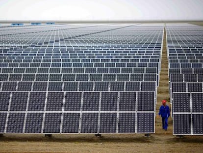 Un trabajador inspecciona paneles solares