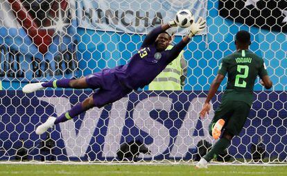 El portero de Nigeria, Francis Uzoho, salva el balón.
