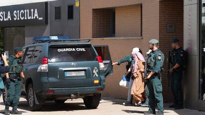 Agentes de la Guardia Civil trasladan a la mujer detenida este martes en Vitoria en una operación contra el yihadismo.