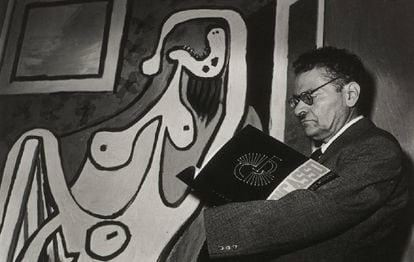 José Clemente Orozco, en frente de una obra de Pablo Picasso.