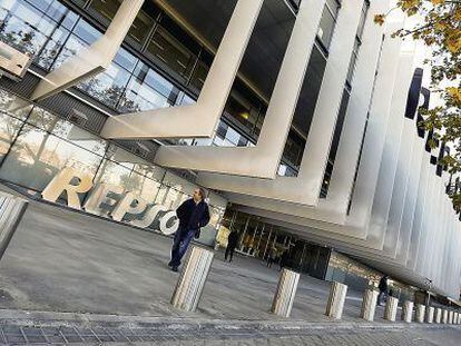 Fachada de la sede de Repsol, en Madrid. / CLAUDIO &Aacute;LVAREZ