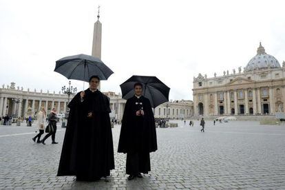 Dos sacerdotes pasean en la plaza de San Pedro.