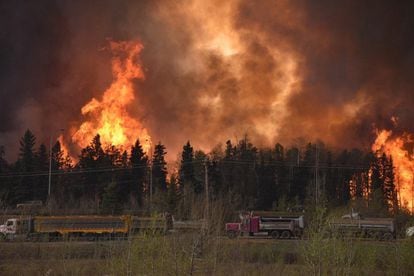 Un gran incendio fuera de control en la localidad canadiense de Fort McMurray, en la provincia de Alberta, ha forzado la evacuación de los 60.000 residentes de la ciudad tras afectar a varios barrios y amenazar al centro urbano.