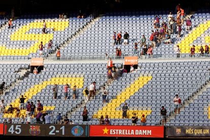 El público abandona el Camp Nou tras el partido de la tercera jornada de LaLiga disputado el pasado domingo.