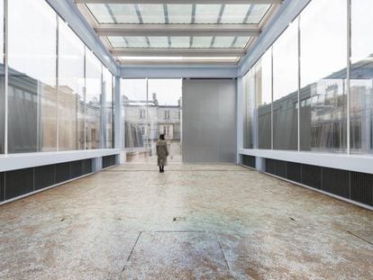 Suelo con confeti en la instalación 'El silencio del mar' (2018), de Lutz Bacher, en Lafayette Anticipations, en París. 