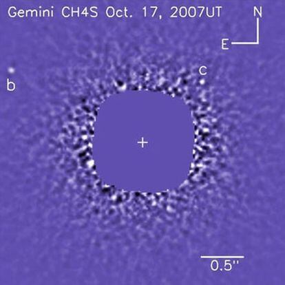 Parte del sistema planetario presente alrededor de la estrella HR8799, un astro bastante joven con una masa 1.5 veces la del Sol y que al menos posee tres exoplanetas, de varias  veces la masa de Júpiter, orbitando a gran distancia de la estrella (15, 40 y 70 unidades astronómicas, la que media entre el Sol y la Tierra).