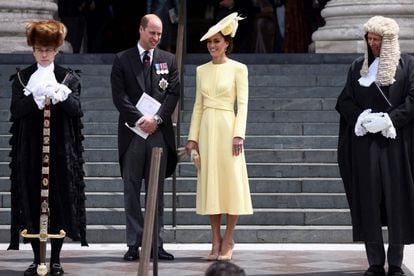 Los duques de Cambridge, Guillermo de Inglaterra y Kate Middleton, a su llegada a la catedral de San Pablo en la misa de Acción de Gracias con motivo del Jubileo de Platino de Isabel II.