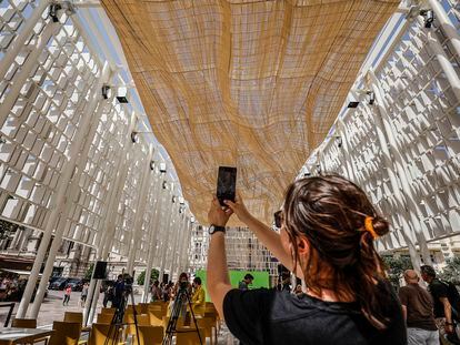 Una persona fotografía el monumento 'Ágora València’ durante su apertura y la presentación de sus actividades como capital del diseño 2022, en la Plaza del Ayuntamiento, a 16 de junio de 2022, en Valencia.